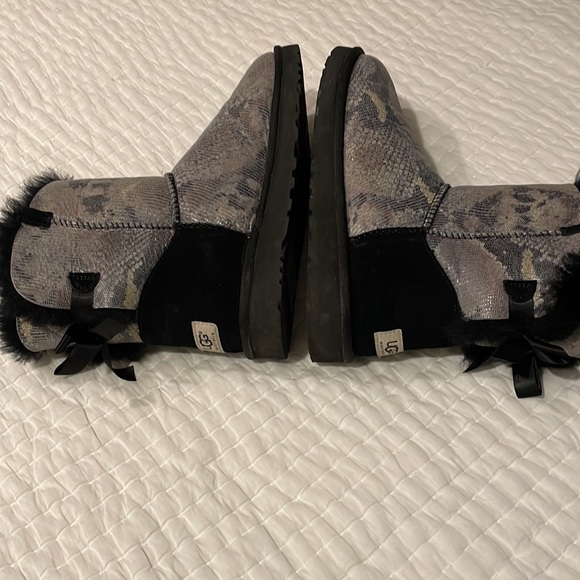 Ugg gray python short boot. Size 10 - Picture 4 of 11
